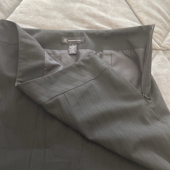 The perfect knee length fitted skirt. Fully lined with side zipper. - Picture 2 of 4